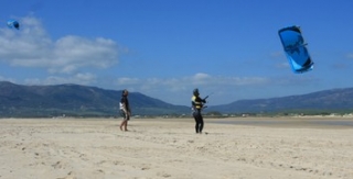 学习在陆地上放风筝 